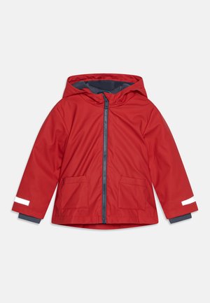 Giacca impermeabile rossa con cerniera frontale, due tasche anteriori e cappuccio. Presenta una fodera grigia e dettagli riflettenti bianchi sulle maniche.