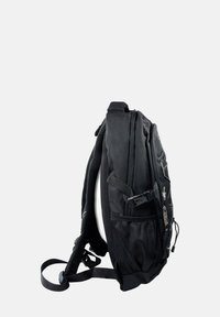 Sac à dos noir avec un dos en mesh, des bretelles réglables, plusieurs poches zippées et un extérieur en tissu résistant. Notable pour son design ergonomique.