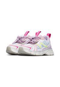 Sneakers z białą siateczką u góry, lawendowymi akcentami, różowymi i zielonymi detalami, okrągłymi sznurowadłami oraz teksturowaną gumową podeszwą dla lepszej przyczepności.