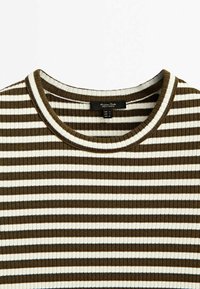 Haut rayé marron et blanc à côtes avec un col rond et des lignes horizontales. Le tissu semble doux et texturé.