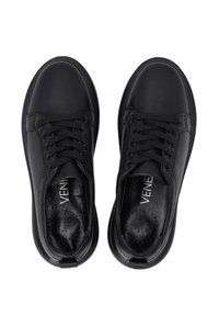 Schwarze Leder-Sneaker verfügen über eine glatte Textur, eine runde Zehenform, flache Schnürsenkel und eine gepolsterte Innensohle mit Perforationen für Atmungsaktivität.