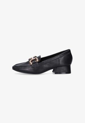 Mocasin de cuero negro con tacón bajo, punta cuadrada y un detalle de hebilla en tono dorado. Textura suave y diseño minimalista.