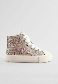 Højtop sneakers dækket af multicolor glimmer med hvide snørebånd og en hvid gummisål og tåhætte.