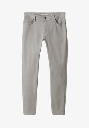 Hvid crewneck-sweatshirt, lysegrå slim-fit bukser og hvide sneakers. Glat stoftekstur; enkelt design uden mønstre eller accenter.