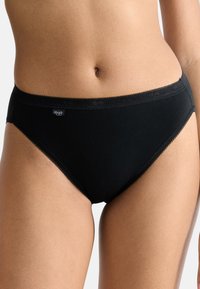 Musta puuvillainen alushousu, jossa on sileä pinta, herkkä pitsireunus vyötäröllä ja lahkeensuissa sekä pieni merkin logoetiketti.