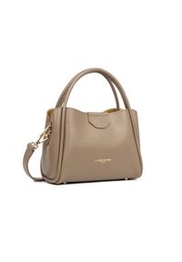 Sac à main en cuir texturé taupe avec poignées doubles et une bandoulière amovible, matériel doré et logo "Lancaster Paris" à l'avant.