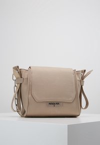 Beige ramenní taška vyrobená z texturovaného syntetického materiálu. Obsahuje klopu, nastavitelné rameno a kovové kování. Logo uvedené na přední straně.