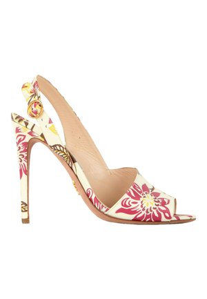 Chaussure à talon haut slingback avec base beige et motif floral rose et jaune, bout ouvert et bride réglable avec boucle.