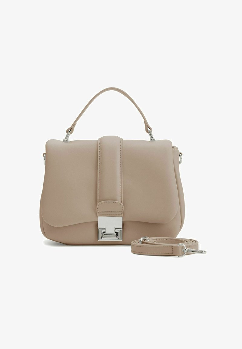 Sac à main beige en simili cuir lisse, avec un rabat pliable, quincaillerie en argent et une bandoulière amovible.