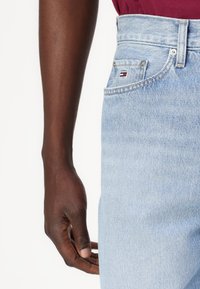 Tommy Jeans ISAAC - Džínsy voľného strihu - denim light