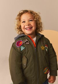 Next BADGED WITH HOOD - REGULAR FIT - Vinterjacka - khaki green