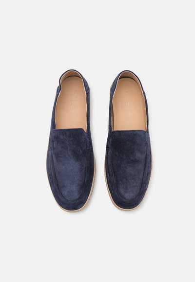 Chaussures slip-on en daim bleu marine, avec un bout arrondi et une texture douce. Dotées d'une semelle nervurée de couleur naturelle pour l'adhérence et la durabilité.