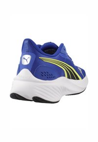 Zapatilla de correr azul con parte superior de malla, acentos negros y una entresuela blanca. Cuenta con un collar acolchado y un diseño de rayas distintivo.