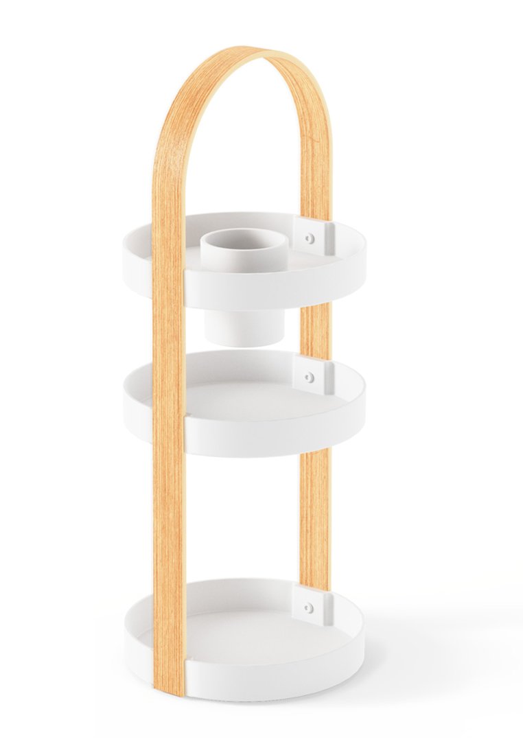 Dreistufiges Regalsystem mit weißen runden Tabletts und einem gebogenen Holzgriff. Glatte Oberfläche, leichtes Design und einfache Bauweise.