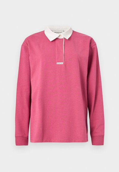 Πόλο μπλούζα μακρυμάνικη σε ροζ βαμβάκι με λευκή γιακά, με εμπρόσθιο καβάλο και μικρή ετικέτα στο στήθος.