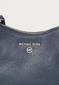 MICHAEL Michael Kors CHARM POUCHETTE - Käsilaukku - navy