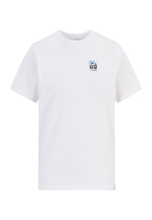 Weißes Baumwoll-T-Shirt mit einem kleinen schwarzen und blauen Logo auf der linken Brust, klassischem Rundhalsausschnitt, kurzen Ärmeln und einem lockeren Schnitt.