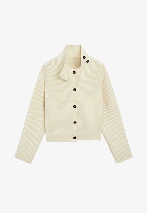 Cardigan en maille côtelée couleur crème avec manches longues, col montant et six boutons foncés sur le devant, dont deux sur le col.