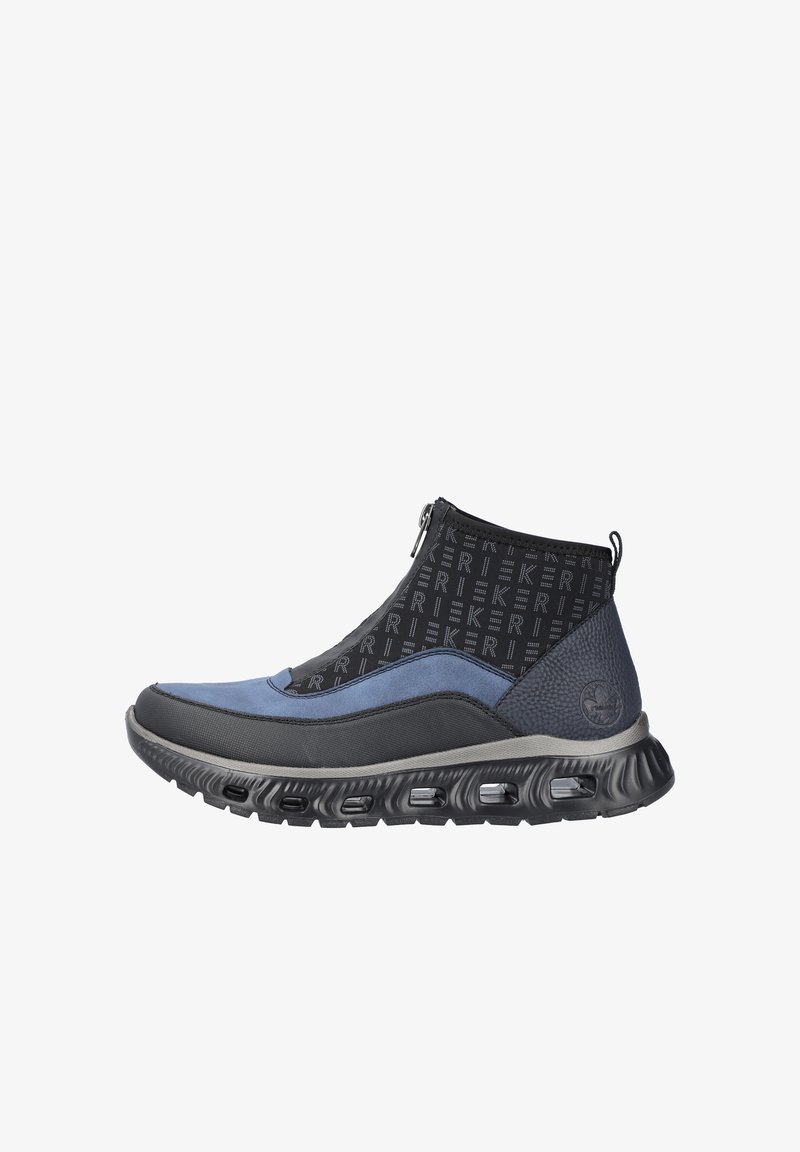 Hoch geschnittener Sportschuh aus einer Mischung von blauen und schwarzen Materialien, mit Reißverschluss, strukturierten Akzenten und einer gepolsterten schwarzen Sohle mit Belüftungsöffnungen.