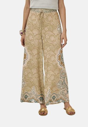 Pantalones de pierna ancha en una tela beige claro con un patrón de paisley floral, cintura con cordón y acentos vibrantes en teal y blanco.