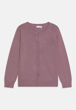 Mauve langærmet cardigan med knapper og ribmanchetter, kant og halsudskæring, lagt fladt på hvid baggrund.