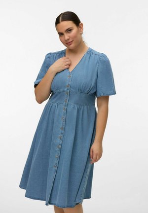 Vero Moda Curve JEANSKLEID VMCMELANEY MIDIKLEID - Obleka iz džinsa - light blue denim