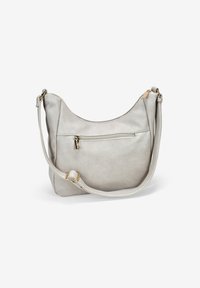 Bolso de hombro de cuero sintético gris claro con forma curva, herrajes dorados y un bolsillo con cremallera en la parte delantera. Correa ajustable para mayor comodidad.