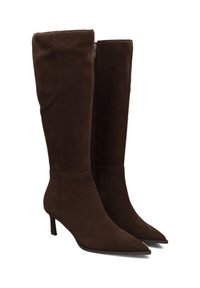 Botas de ante marrón hasta la rodilla con punta afilada y tacón delgado. Presentan una cremallera lateral para facilitar el uso. Textura suave con un diseño ajustado.