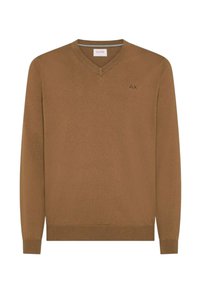 Maglione marrone a scollo a V realizzato in tessuto morbido, con maniche lunghe e un piccolo logo nell'angolo superiore sinistro. Texture liscia, polsini a coste.