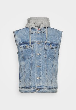 Bez rękawów niebieska kamizelka jeansowa z efektem acid-wash, z zapięciem na guziki z przodu, dwie klapowe kieszenie na piersiach, kieszenie boczne oraz przyszyty szary kaptur ze sznurkami.