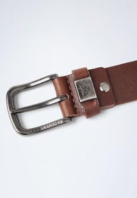 Ceinture en cuir brun avec une boucle en métal argenté. La boucle présente un design à double tige et est estampillée "PME LEGEND."