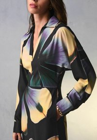 Next LONG SLEEVE V-NECK MIDI - REGULAR FIT - Denné šaty - black floral