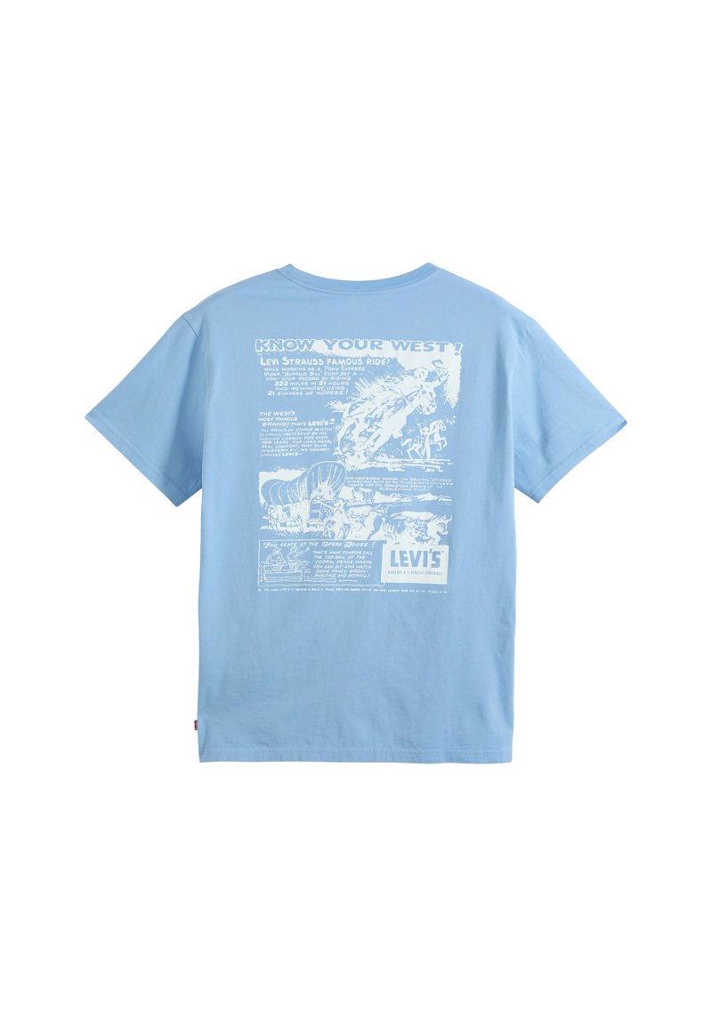 Hellblaues T-Shirt mit weißem Vintage-Western-Motiv, das einen Cowboy zu Pferd, Planwagen und Levi's-Branding auf der Rückseite zeigt.