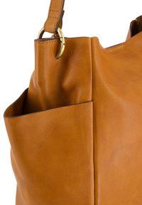 Braune Leder-Tote mit glatter Textur, ausgestattet mit einer Seitentasche und goldfarbenen Beschlägen. Das Design umfasst eine breite, strukturierte Form.