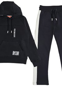 Felpa nera con tasca frontale, cordino e logo bianco "BK98". Pantaloni neri con striscia laterale bianca ed elastico in vita. Materiale in misto cotone.