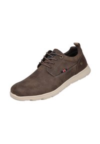 Zapatos sintéticos marrones con una textura suave, suela beige, punta redonda y diseño de cordones. Presentan un pequeño emblema tricolor en el lateral.