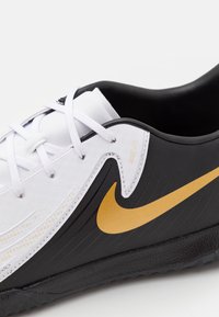 Nike Performance PHANTOM GX 2 ACADEMY IC - Botines de fútbol sala - white/black/metallic gold coin