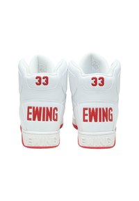 Baskets montantes blanches en cuir, avec des accents rouges. L'arrière affiche "33" et "EWING" en lettres en gras. Semelle texturée.