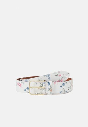 Cintura in pelle bianca con stampa floreale rosa, blu e beige e fibbia rettangolare dorata, arrotolata su uno sfondo semplice.