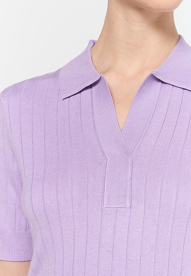 Lavendelfarbenes, geripptes Strick-Polohemd mit kurzen Ärmeln, V-Ausschnitt und subtilen Knopfleisten-Details am Kragen. Weiche Textur.