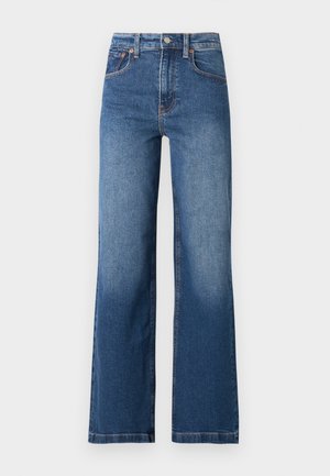 Blå højtaljede denimjeans med lige ben, frontknap, lynlås og design med fem lommer på en ensfarvet baggrund.