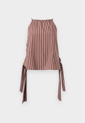 Καφέ αμάνικη μπλούζα halter με κατακόρυφες λευκές ρίγες και δεσίματα στο πλάι σε ουδέτερο φόντο.