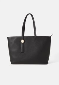 Sac fourre-tout en cuir noir avec surface texturée, deux longues poignées et un accent en bouton argenté circulaire sur une sangle verticale.