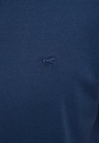 Marineblaues Baumwollpullover mit gerippter Textur, ausgestattet mit einem kleinen, gestickten Pferdelogo auf der linken Brust. Klassischer Rundhalsausschnitt.