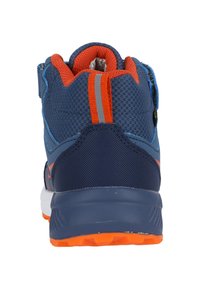 Mörkblå atletisk sko med en orange accent, strukturerad mesh-övre, vadderad krage, reflektionsremsa och gummisula med mönster för bra grepp.