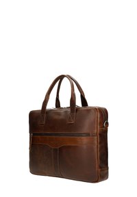 Braune Lederaktentasche mit zwei oberen Griffen und einer vorderen Reißverschlusstasche, schräg gestellt, um Seiten- und Vorderdetails zu zeigen.