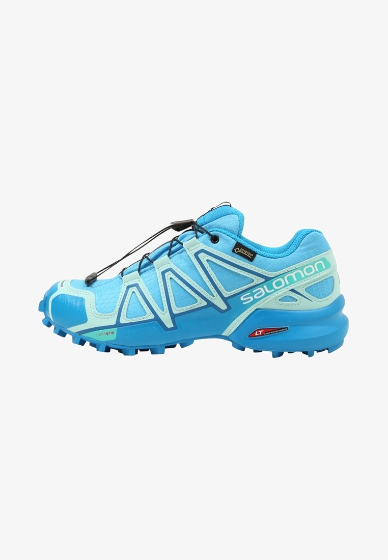 Chaussure de trail Salomon bleue et turquoise clair avec une semelle robuste, un système de laçage rapide et une étiquette Gore-Tex sur le côté.