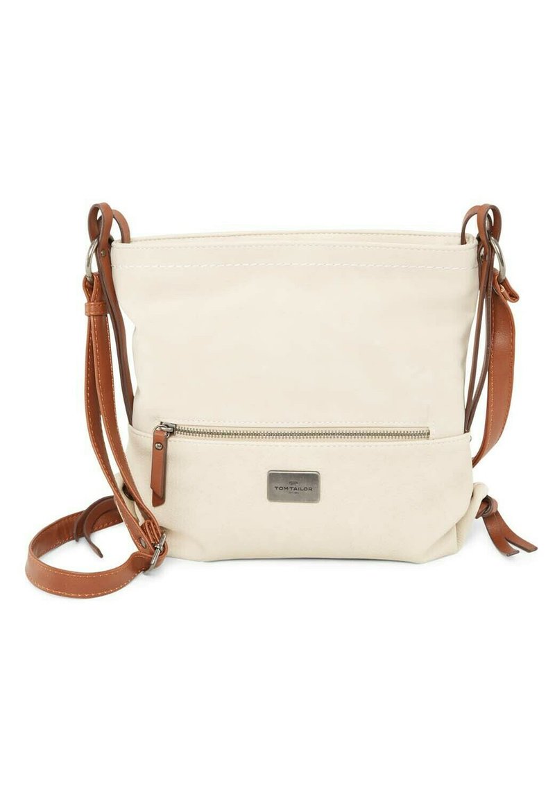 Bolso tipo crossbody de lona en crema con detalles en cuero marrón. Cuenta con un bolsillo con cremallera en la parte frontal y una correa de hombro ajustable. Diseño minimalista.