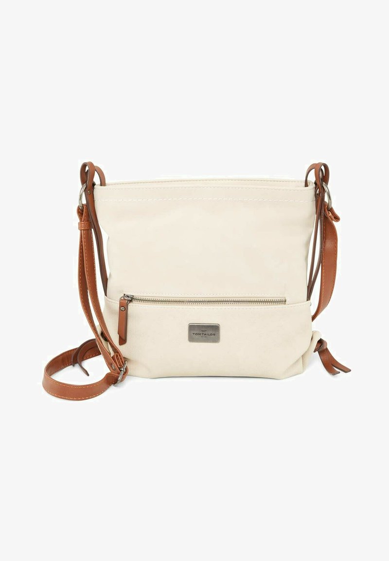 Bolso tipo crossbody de lona en crema con detalles en cuero marrón. Cuenta con un bolsillo con cremallera en la parte frontal y una correa de hombro ajustable. Diseño minimalista.