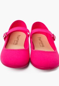 Pantofi slip-on roz din pânză, cu vârf rotund, curea ajustabilă cu buclă și talpă netedă. În partea superioară, material texturat, cu branț moale.